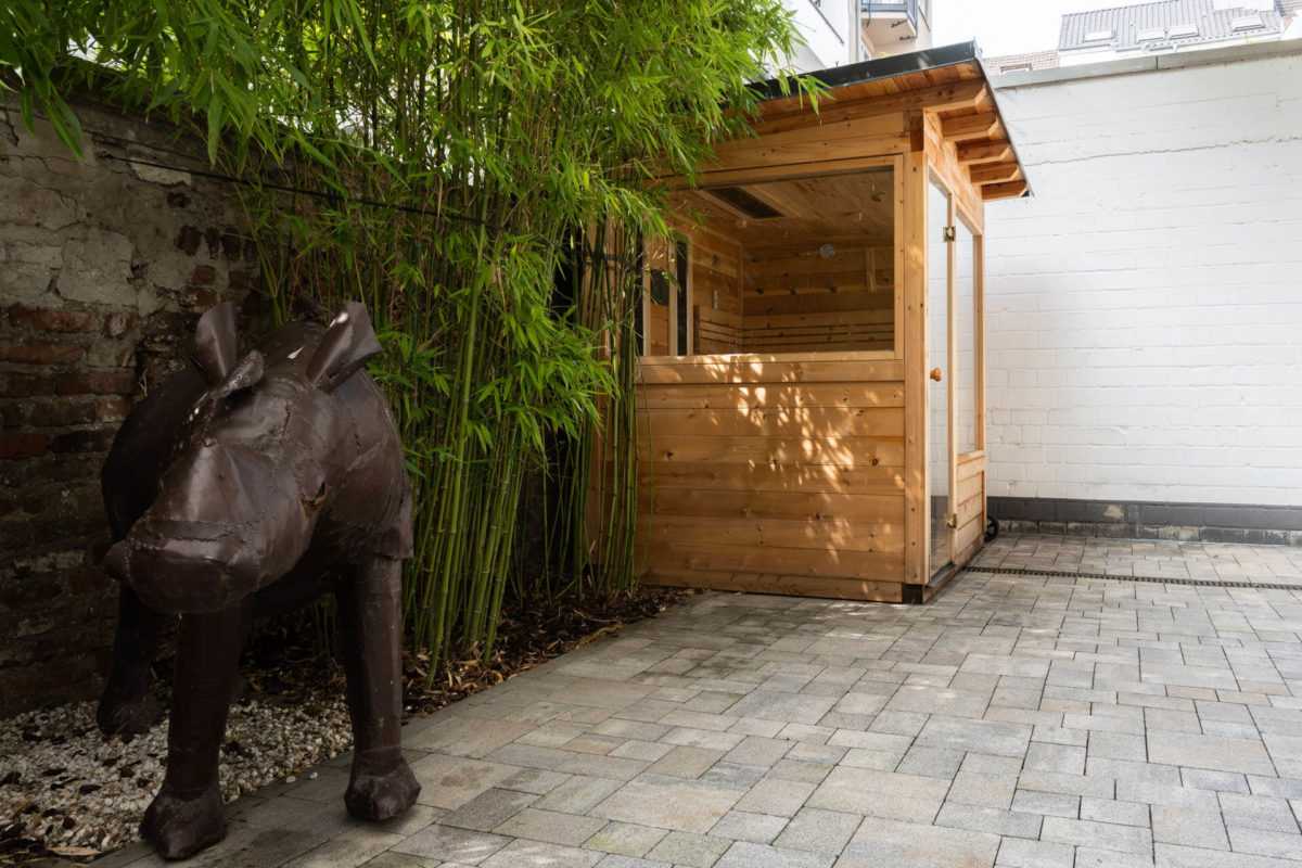 Aussensauna auf Terrasse im Garten
