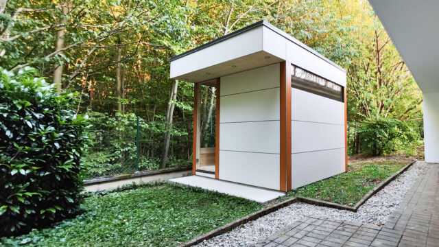 Gartensauna mit weißen Kompaktplatten
