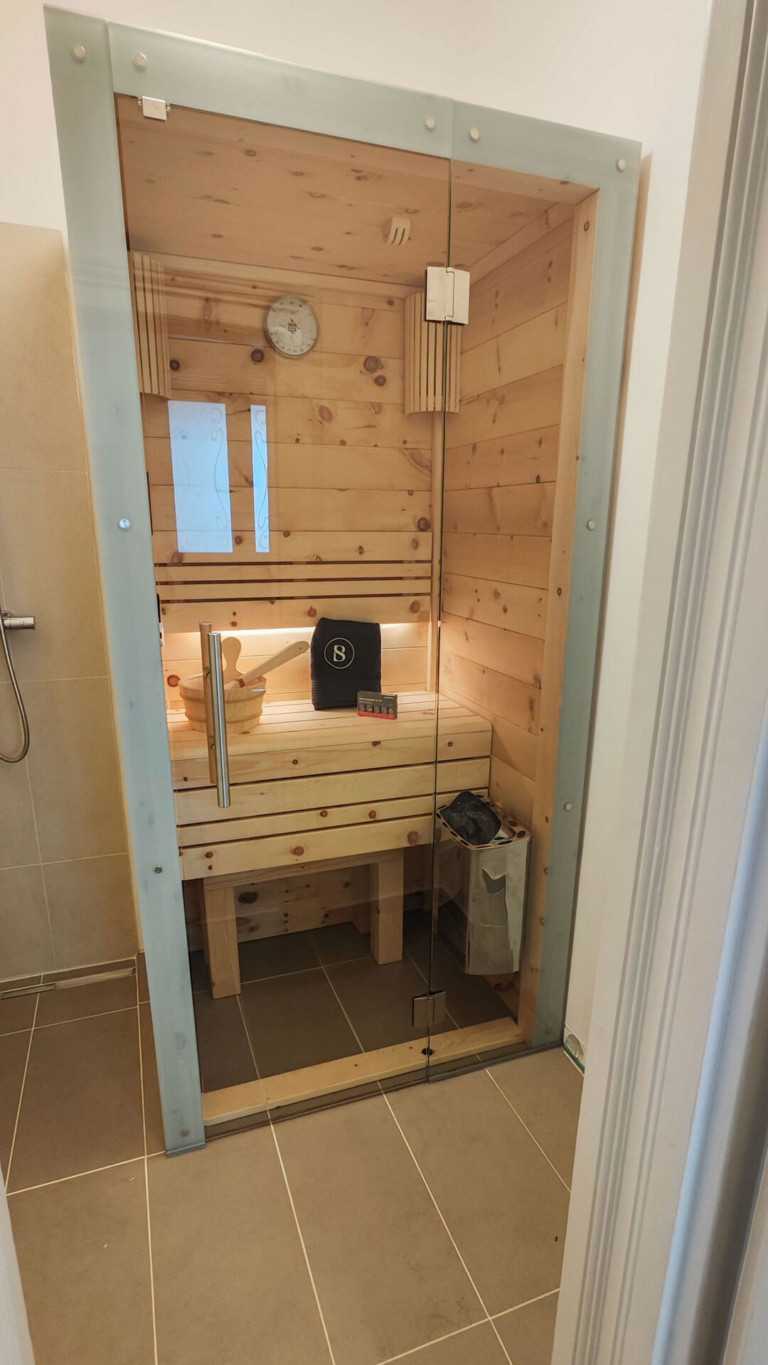 kleine Innensauna mit Glasfront