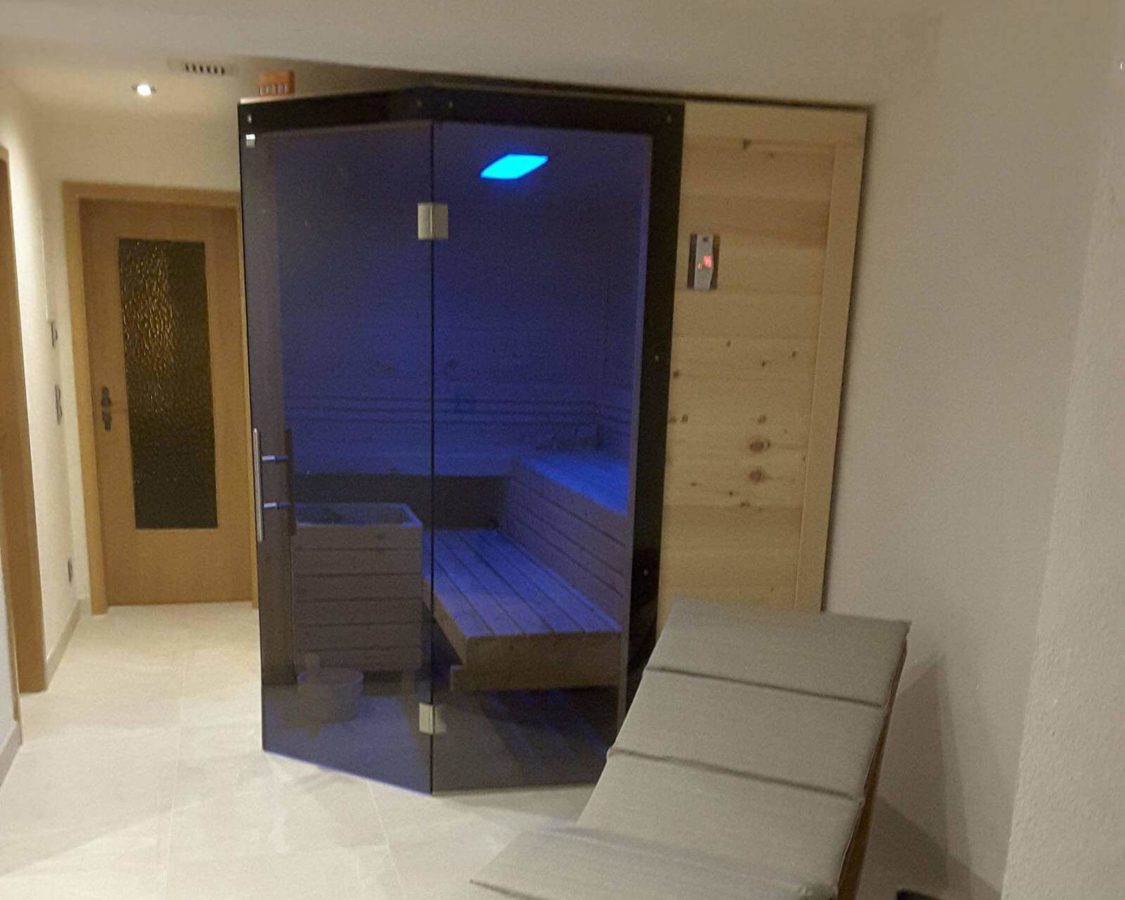 sauna mit blauem glas
